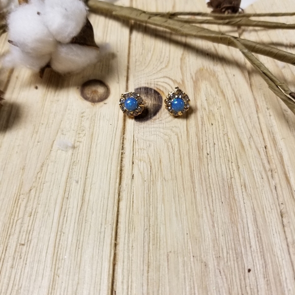 Beautiful Blue Fire Opal stud earrings in GOLD - Picture 3 of 7